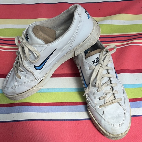 VINTAGE WOMEN’S SIZE 11/EURO 43 LEATHER NIKE RETRO GTS SHOE W/BLUE SWOOSH - Picture 1 of 10